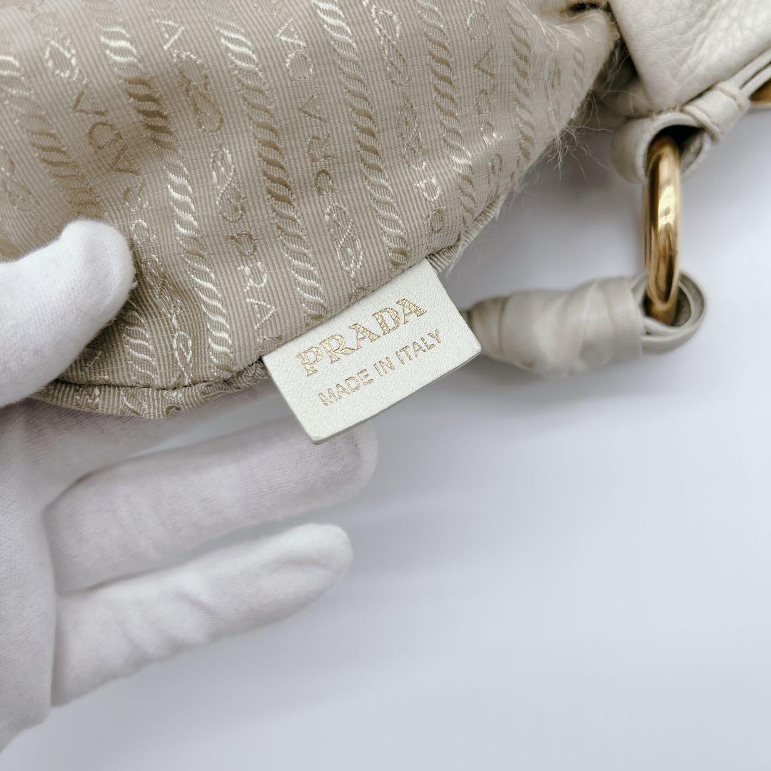 PRADA ワンハンドバッグ レザー ホワイト メタルロゴ ハーフムーン