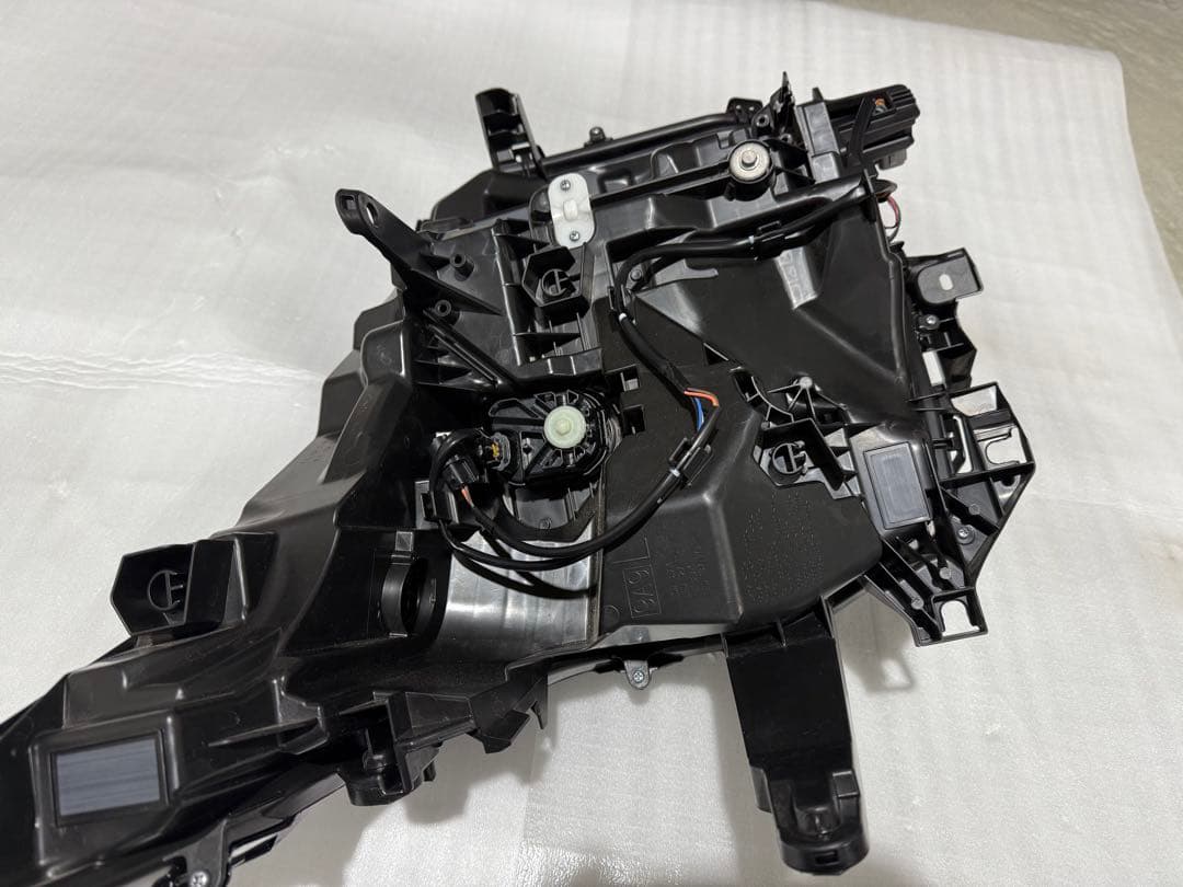 オートゾーン様用ヴォクシー純正ヘッドライト 左 補修歴なし