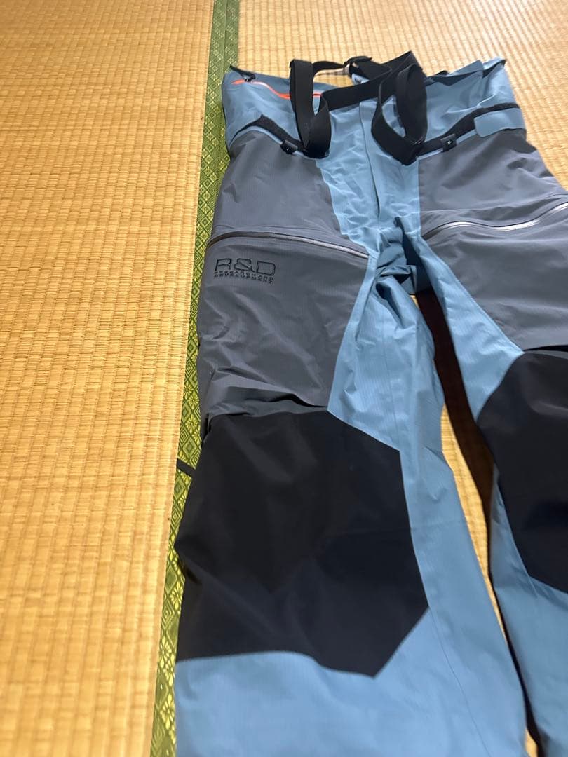 ピークパフォーマンス　Vertical Gore-Tex Proスキーウエア