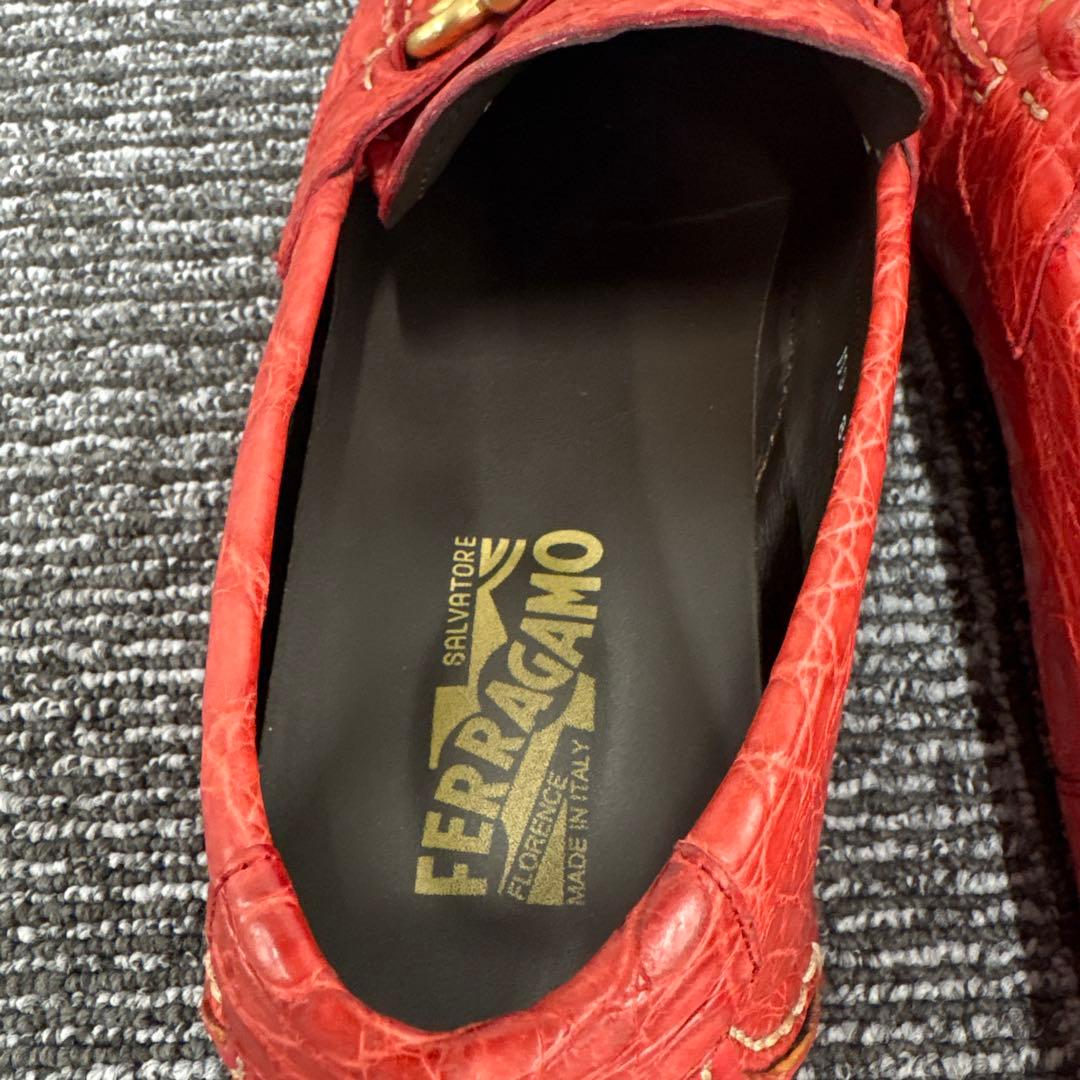 Ferragamo レッド クロコダイル風ローファー