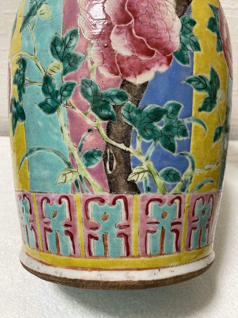 中国 旧家蔵出し 清時代 粉彩 双耳 牡丹花卉紋瓶骨董品。