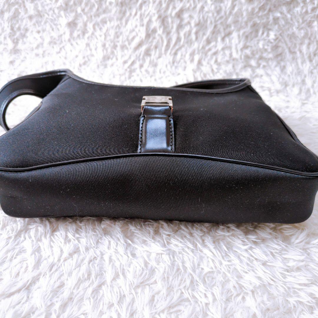 サルヴァトーレフェラガモ　ショルダーバッグ　ワンショルダー　ナイロン　ロゴ金具