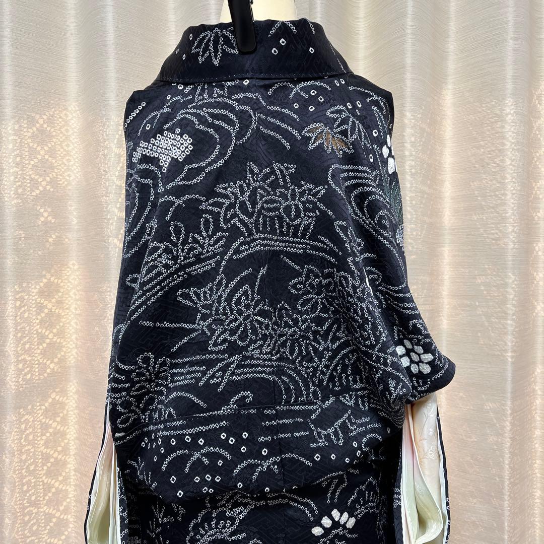 総絞り黒地 茶屋辻総柄の品格ある訪問着 紗綾形と菊蘭の地紋入り