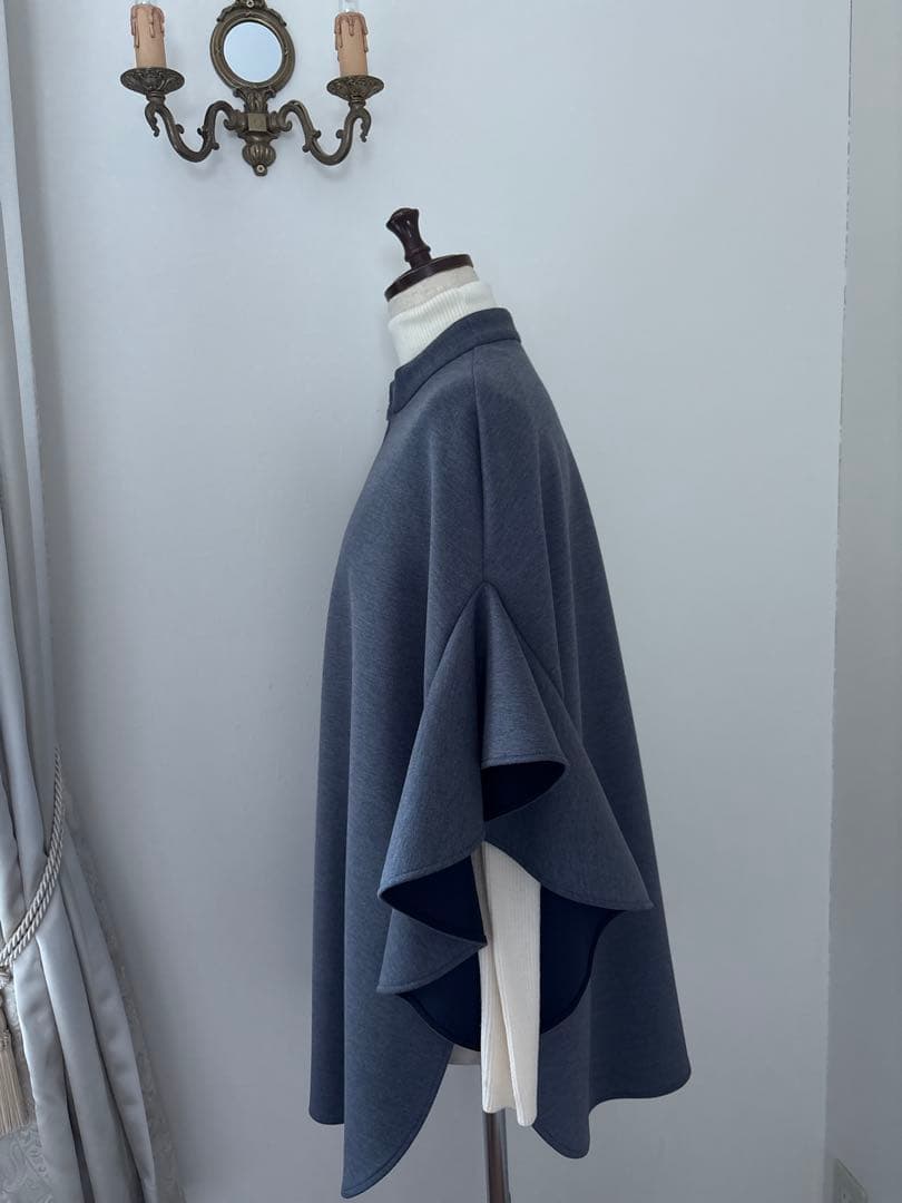 美品CHOUSONNETTEシューソネット　フリルデザイン　ポンチョ　コート