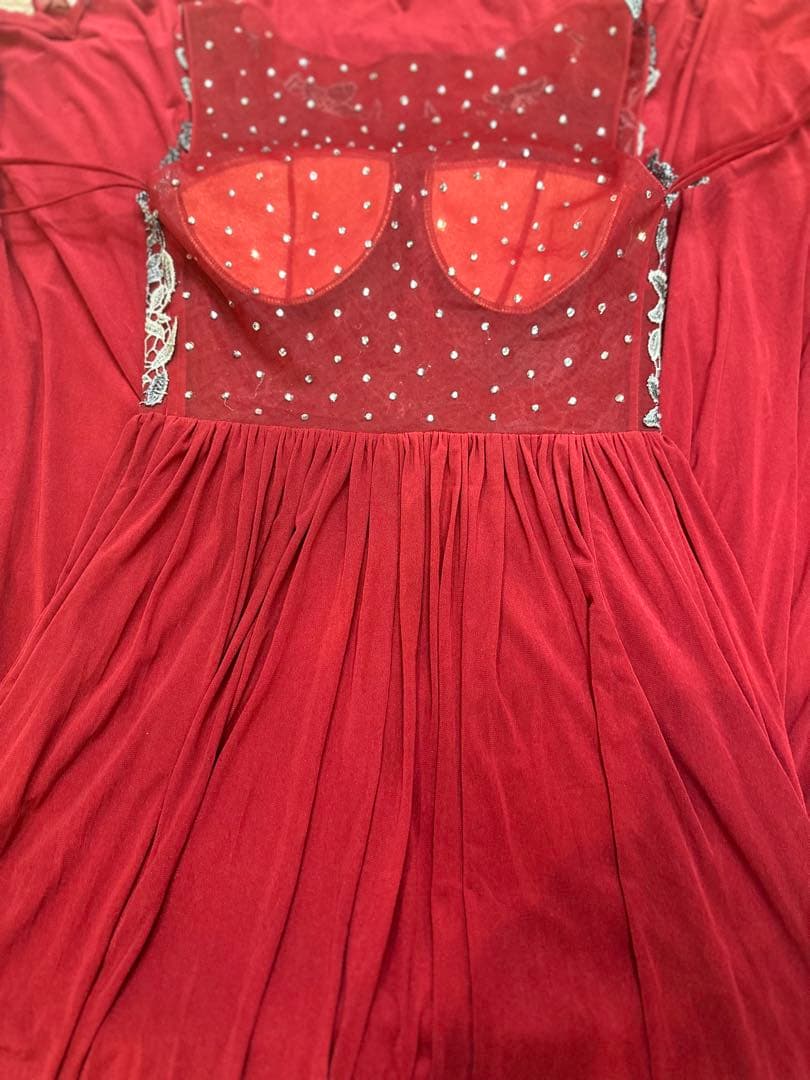 バーガンディ レース装飾付きドレス