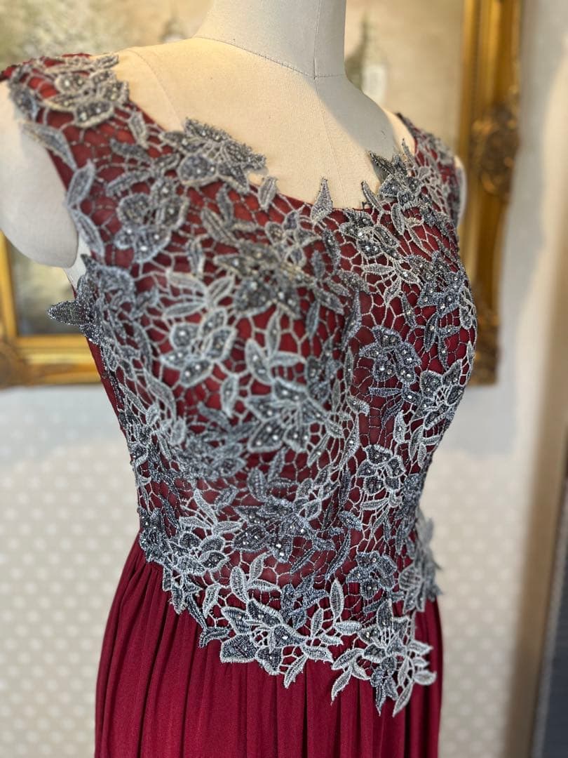 バーガンディ レース装飾付きドレス