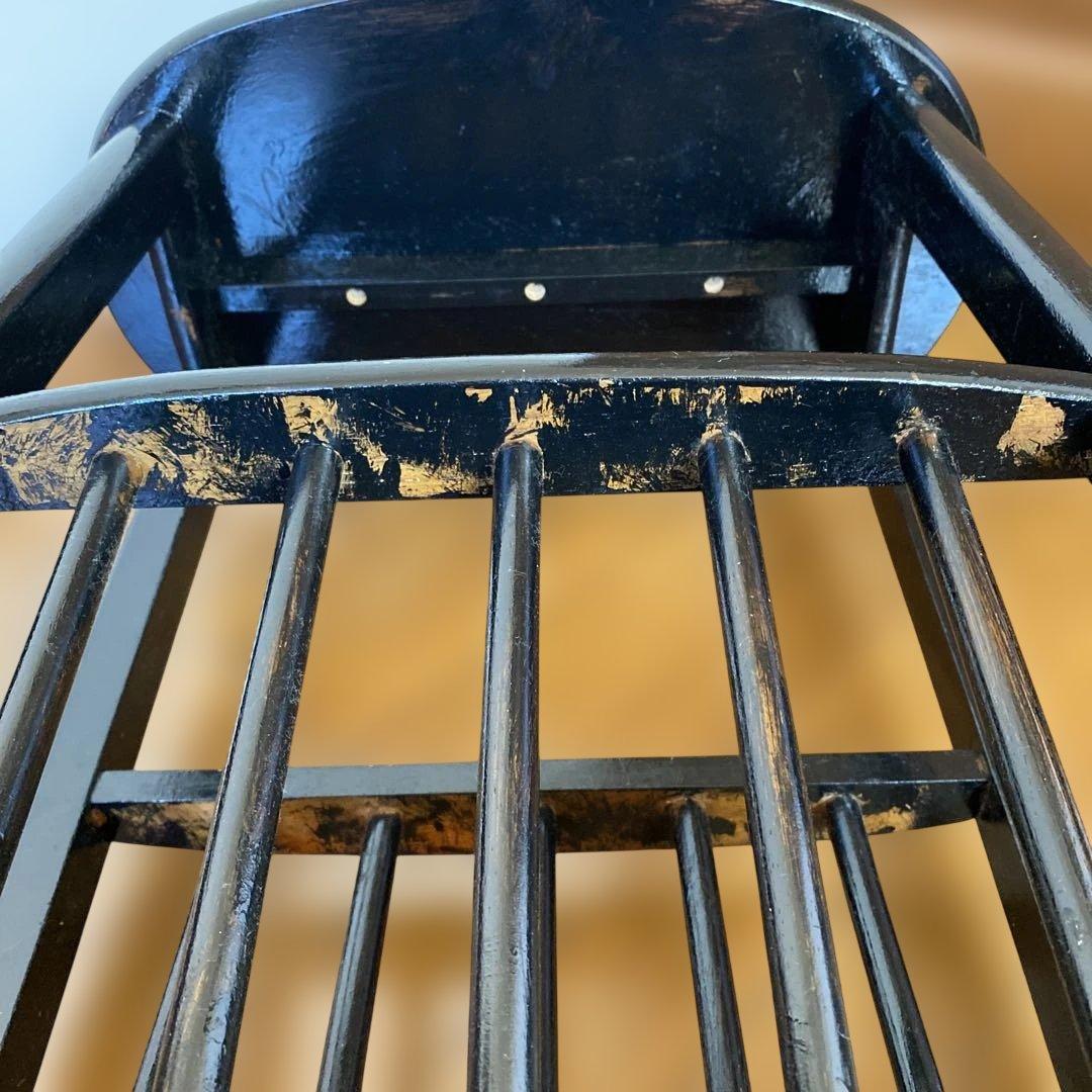 黒い木製楕円形ラック 下部収納付き