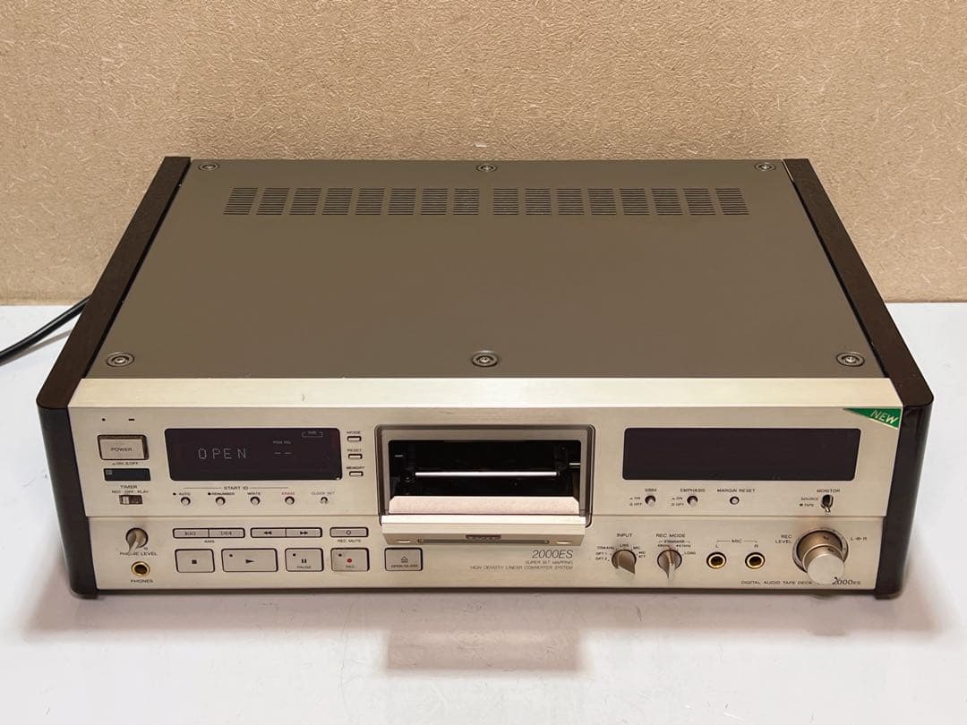 Sony DTC-2000ES デジタル オーディオ テープ (DAT) デッキ