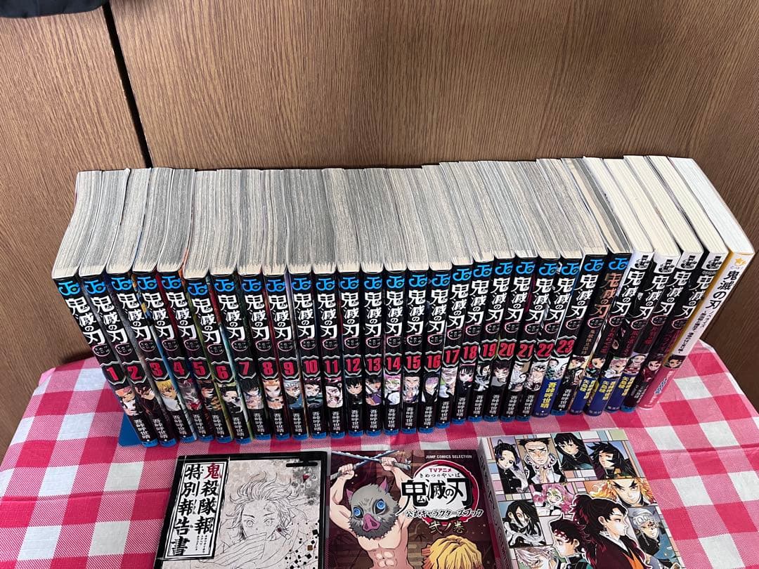 鬼滅の刃 全巻＋小説＋公式本＋特典大量セット 缶バッジ ポストカード付き