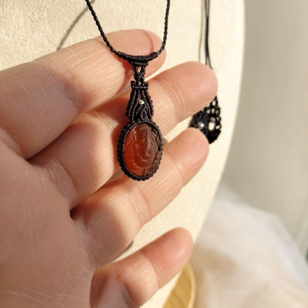 ヘソナイトガーネット　ガネーシャ彫りマクラメ編みネックレス