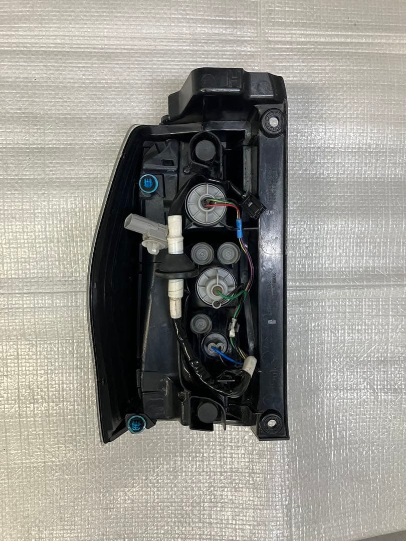 ♦︎ダイハツ★タントカスタムLA600S右純正テール♦︎インナーブラックタイプ♦︎