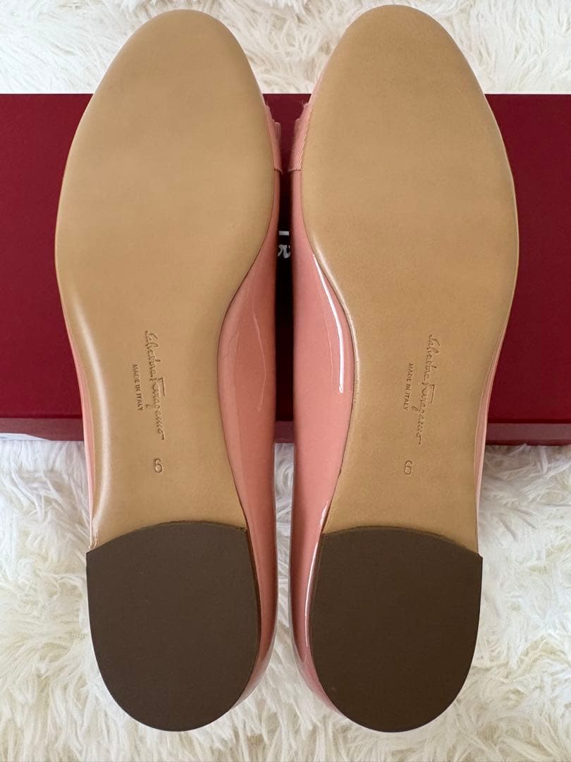 フェラガモ ヴァラリボン エナメル フラット パンプス YW 16286 箱付き