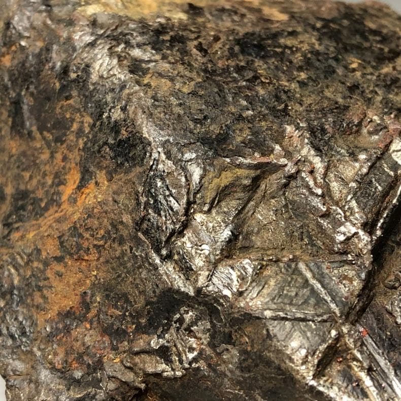 隕石 鉄隕石　アルタイ隕石　原皮付き　ナチュラル　原石　重さ約975ｇ　立て付き