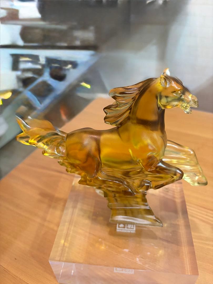 ガラス製馬の彫刻 透明琥珀色