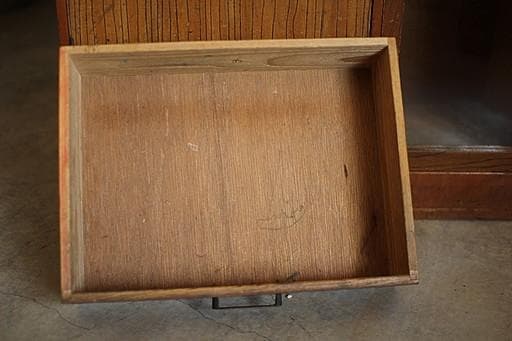 古い小ぶりな木枠ガラス戸棚　収納棚　食器棚　キャビネット　古家具