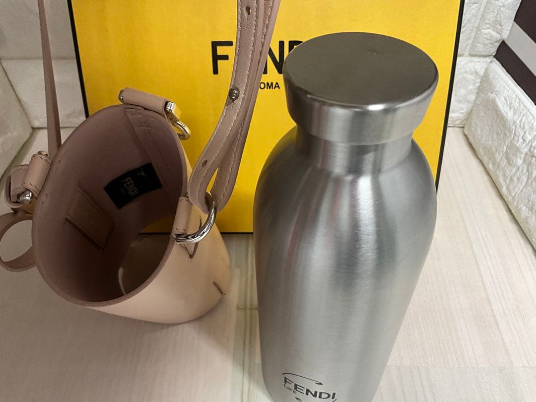 フェンディ　美品FENDI ピンクレザー水筒カバー