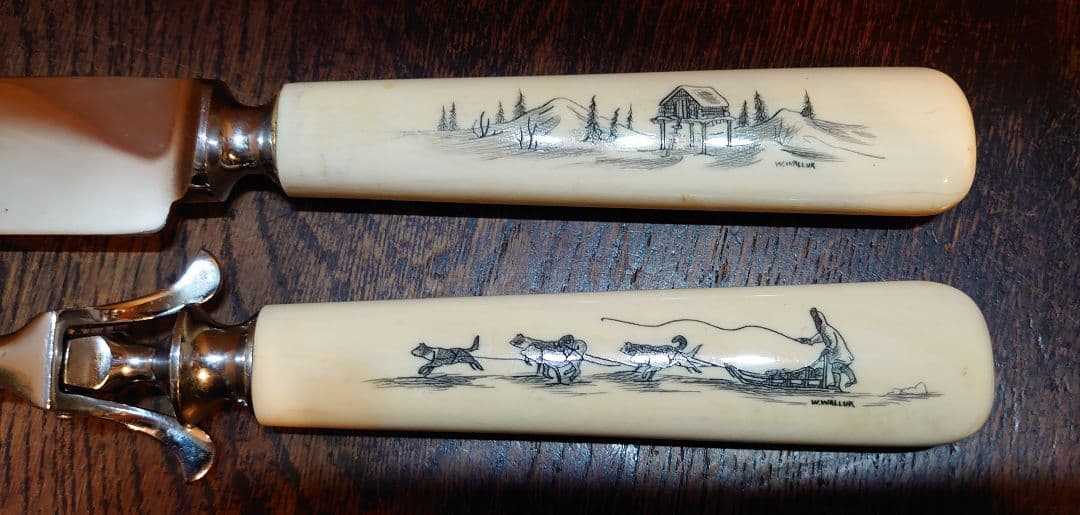 【アンティーク セイウチ製 】彫刻入ハンドル付ナイフとフォークの2点セット