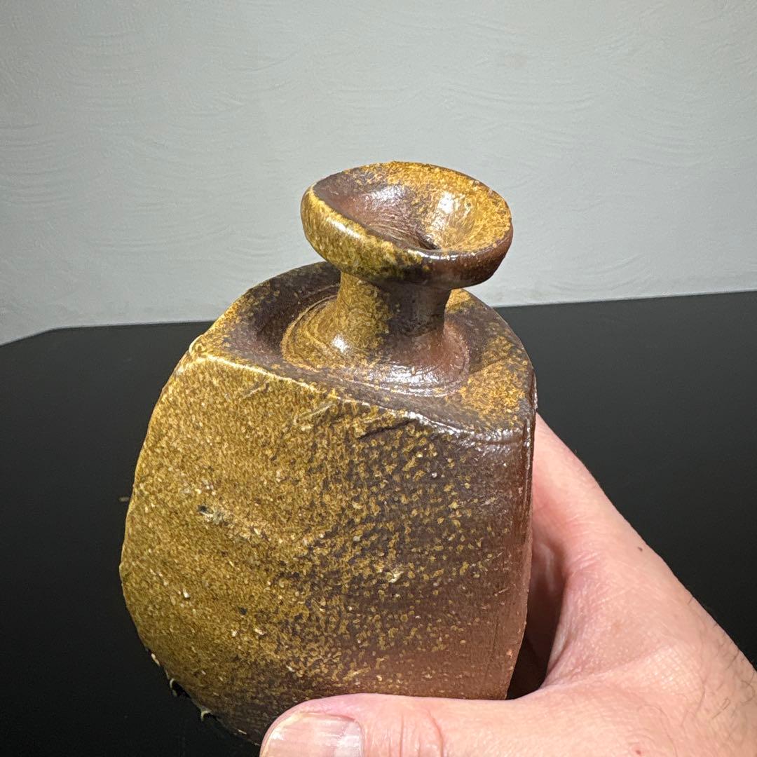 真作　隠崎隆一　三つ足備前徳利　高さ約13.5センチ