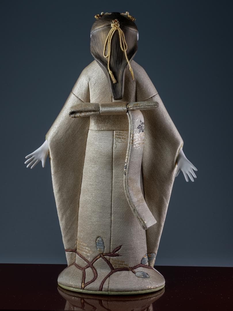 日本工芸会正会員 雨宮弘子作 嵌込人形『春野(佐保姫)』台共箱付 図録掲載品