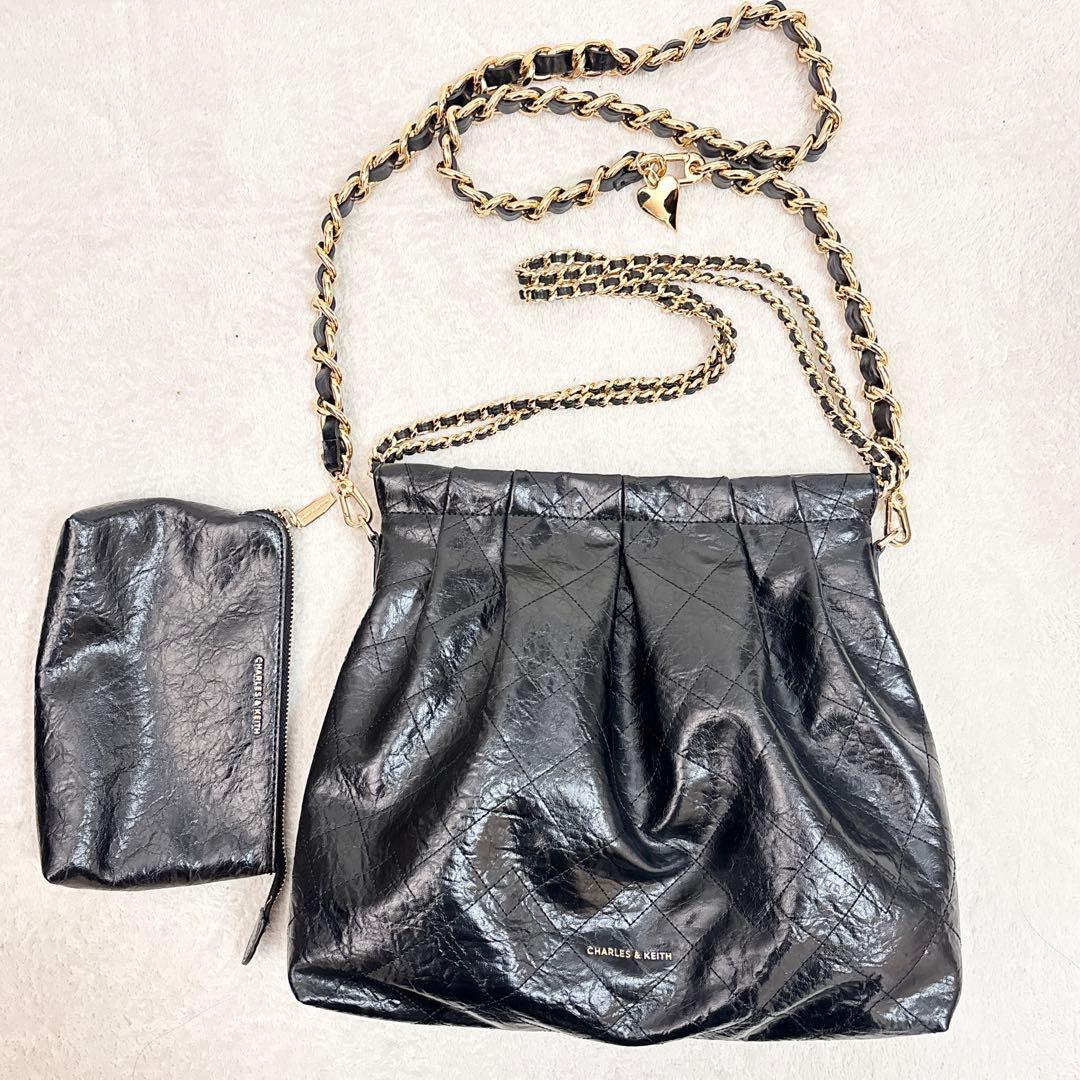 チャールズアンドキース ドゥオ ブレードチェーン ハンドル ホーボーバッグ 黒