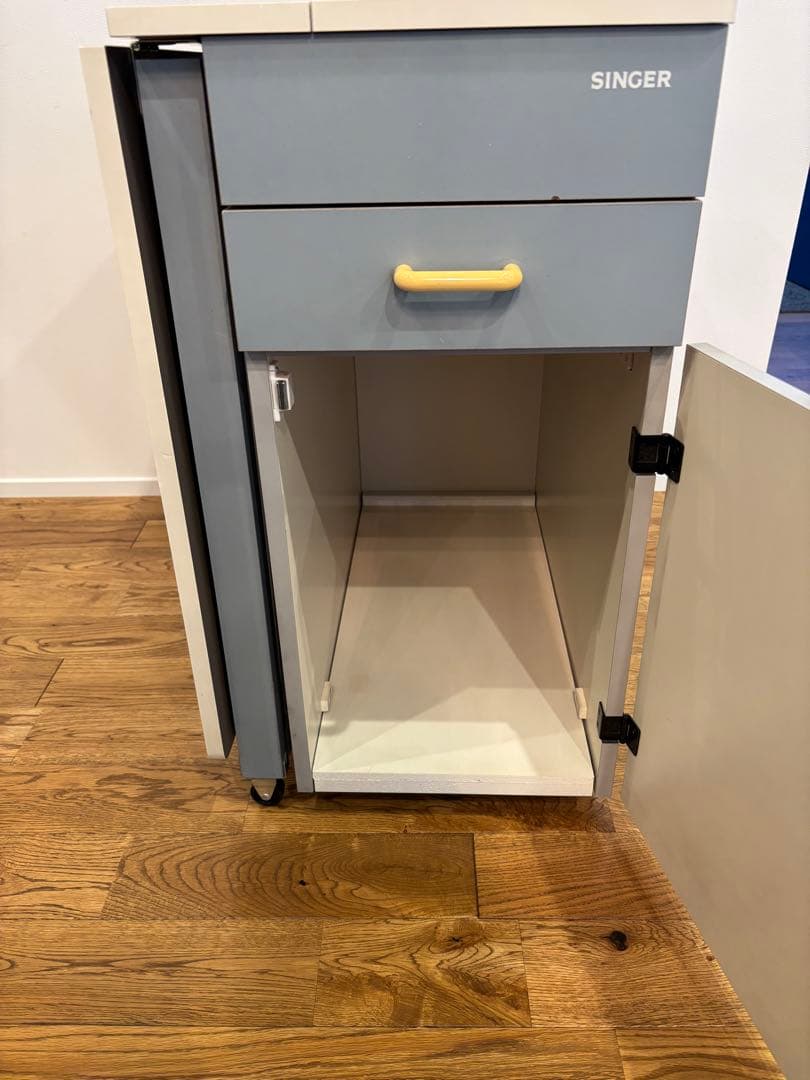 SINGER 折りたたみ式　作業台　キャスター付き　送料込み