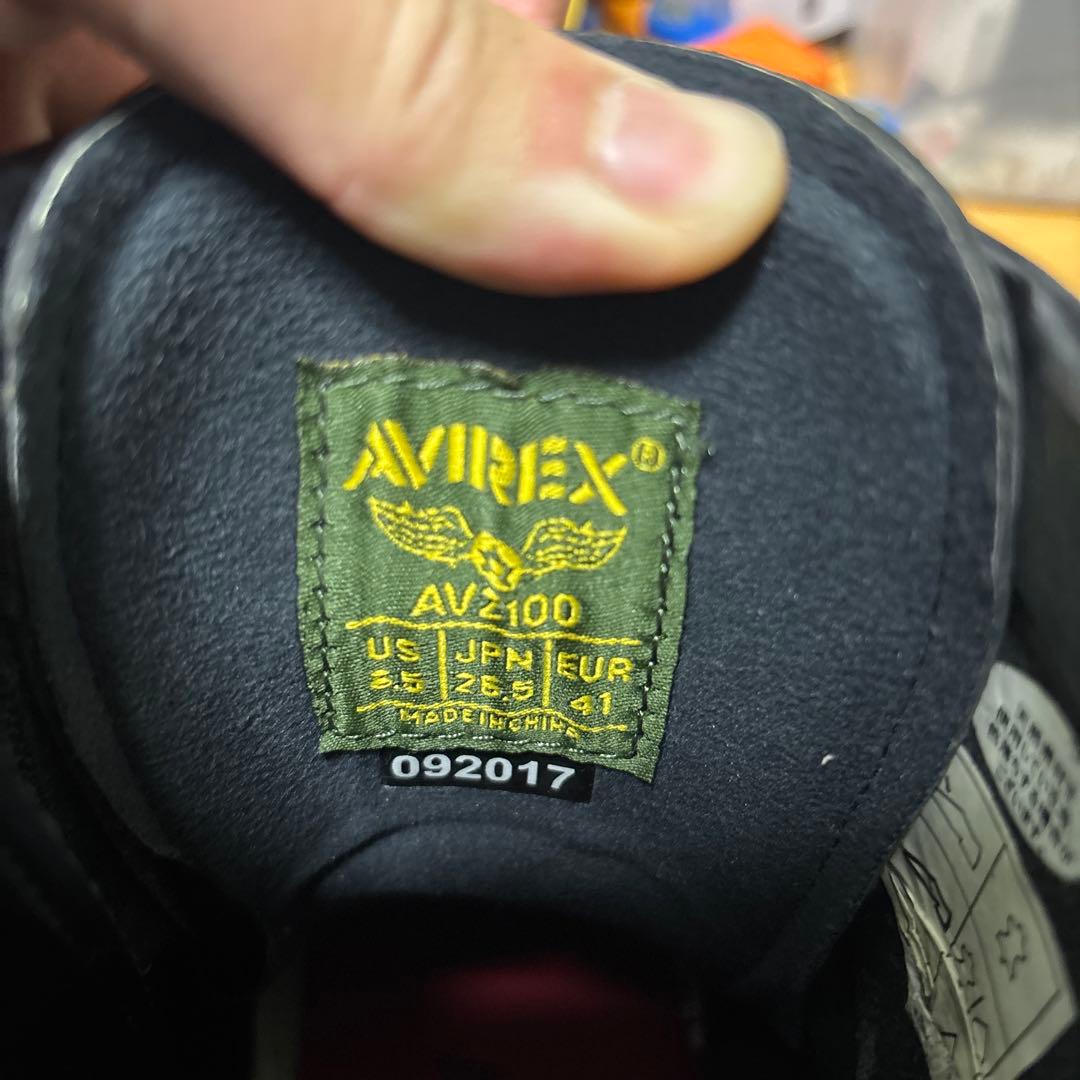 レザー製バックル付きブーツ