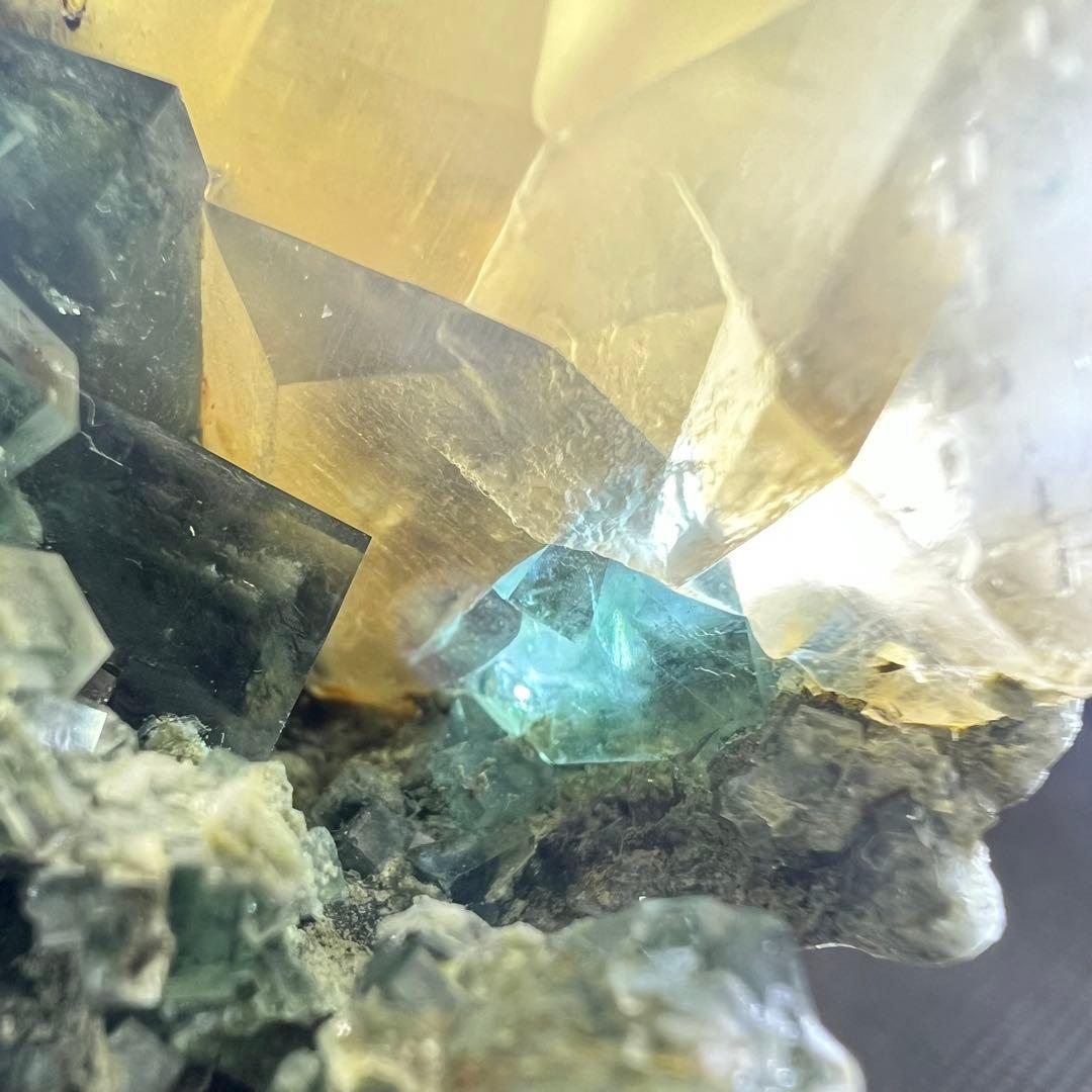 ヤオガンシャン産　カルサイト共生　ブルーグリーンフローライト　母岩あり