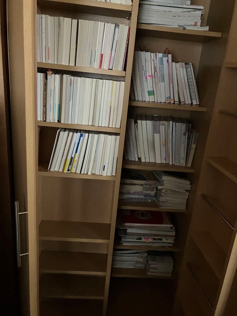 ナチュラル本棚 2扉 収納力抜群