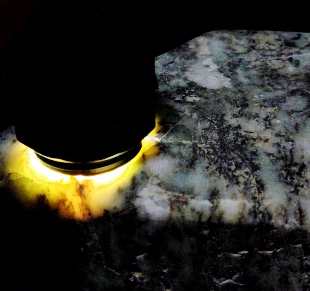 ★翡翠原石★青海川・硬玉【川ズレ・カット677ｇ】