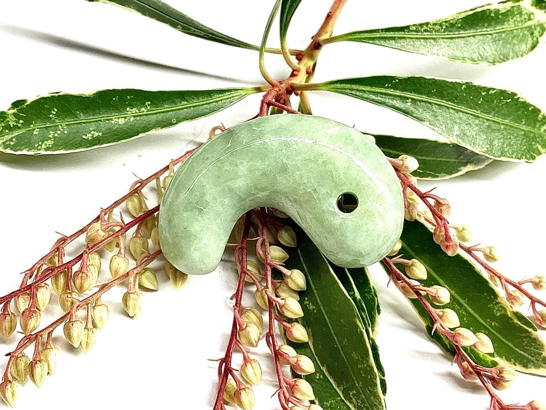 ✳糸魚川翡翠ジェダイト勾玉　希少*平塚古墳型 抜群の氷肌紋様の透過　ソーティング