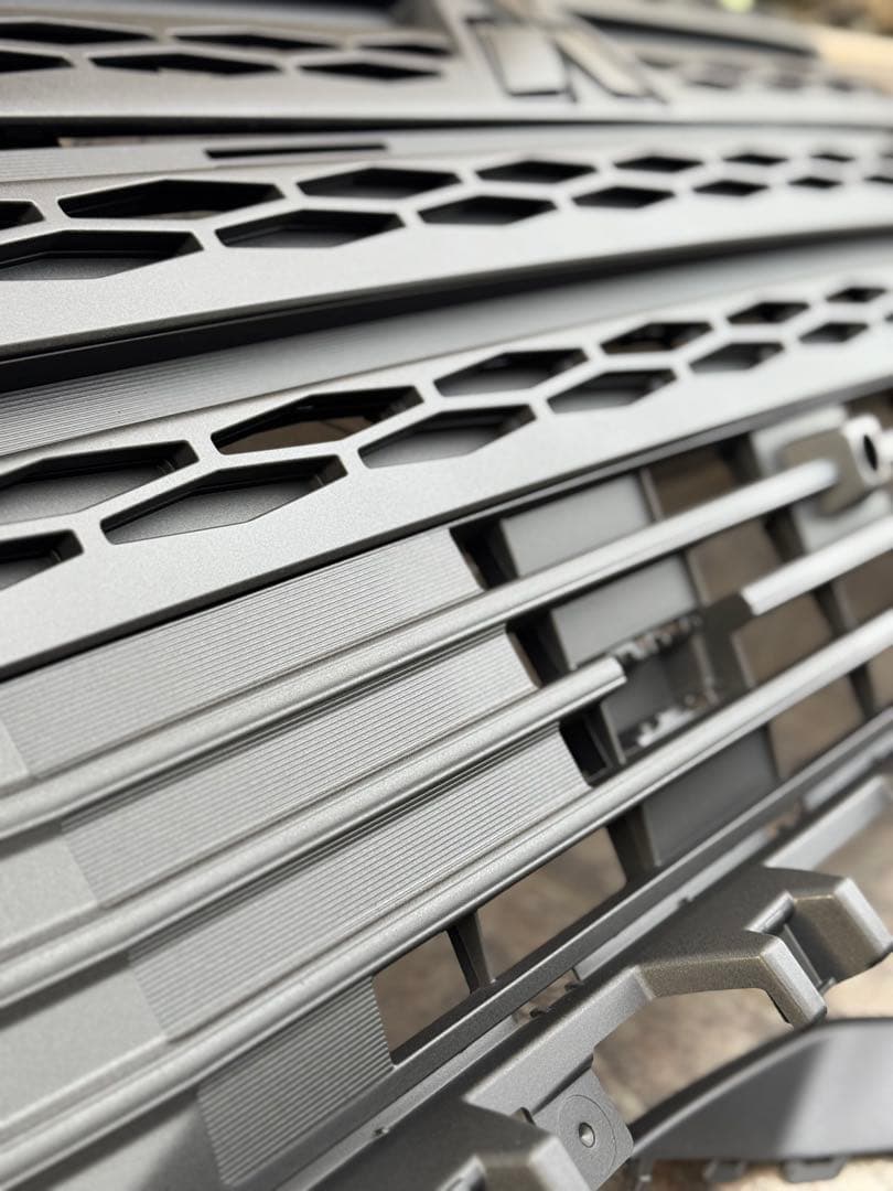 ②デリカd5 グリル　リア　ロアバンパー　ラプターライナー塗装