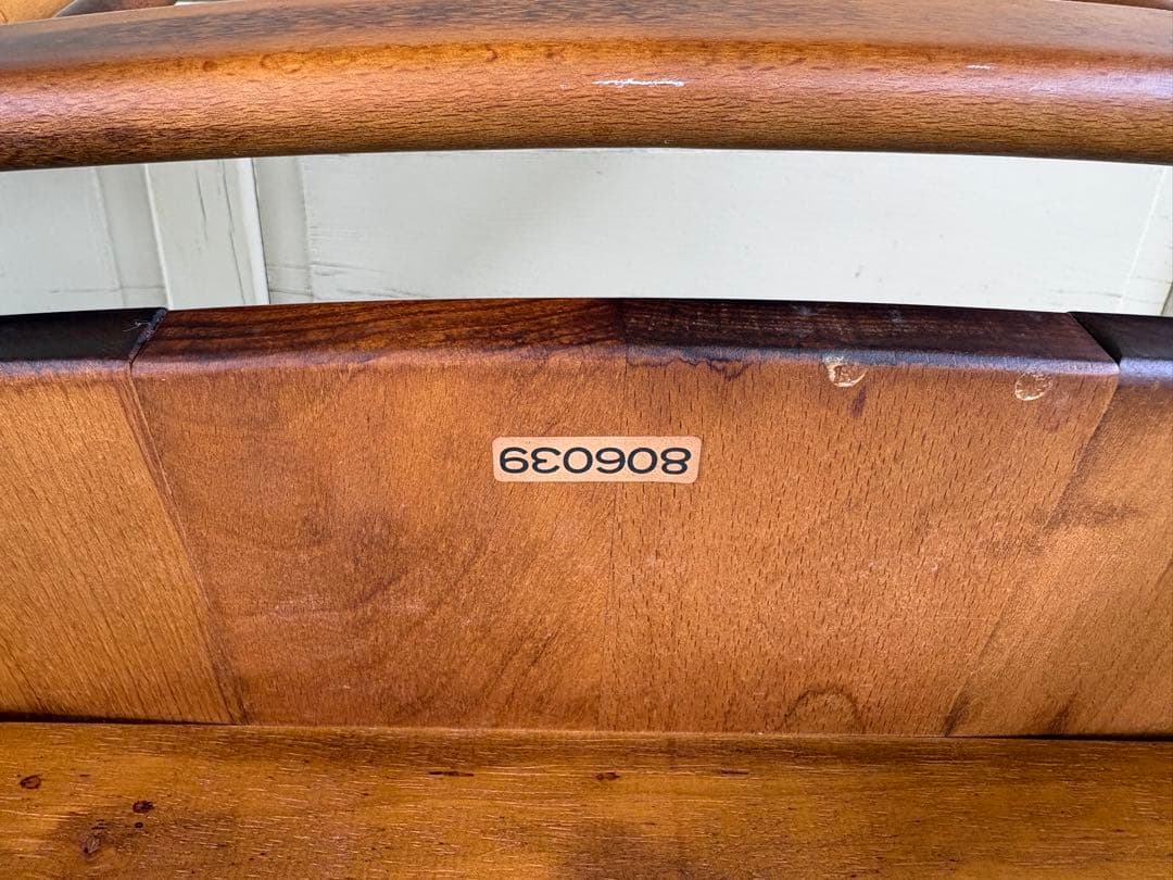 ① カリモク コロニアル ダイニングチェア 2脚セット 806039 馬車刻印