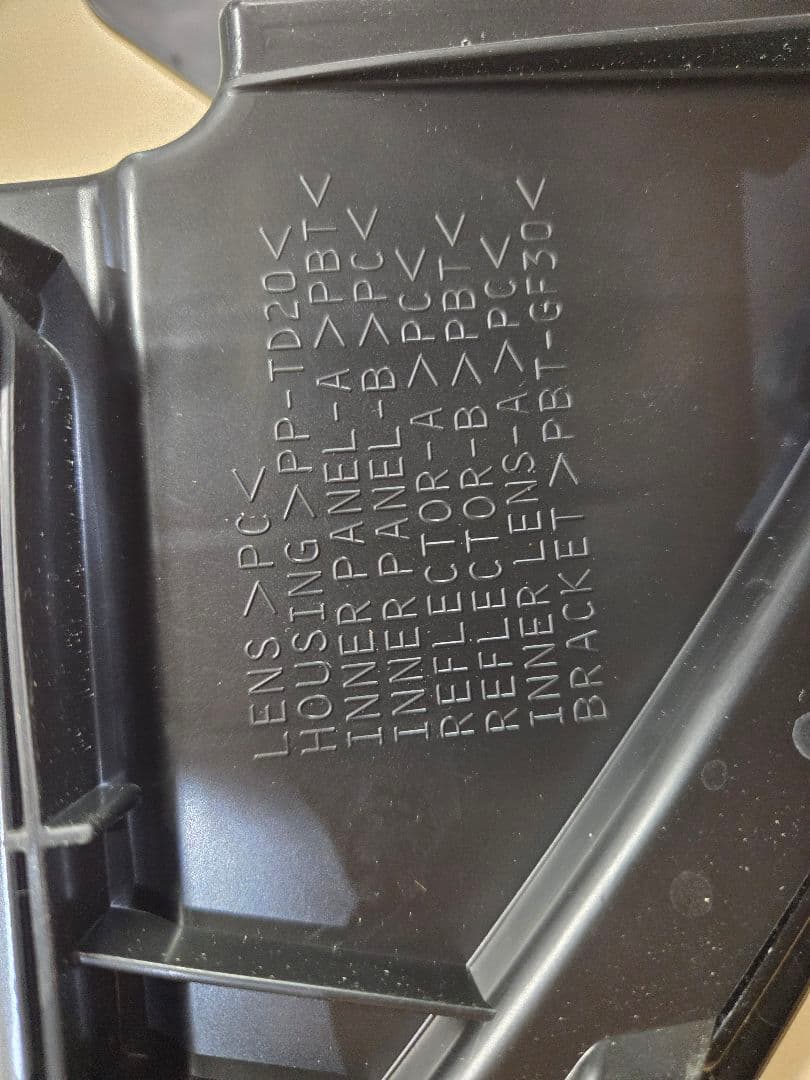 日産E13ノート左側ハウジングヘッドランプ