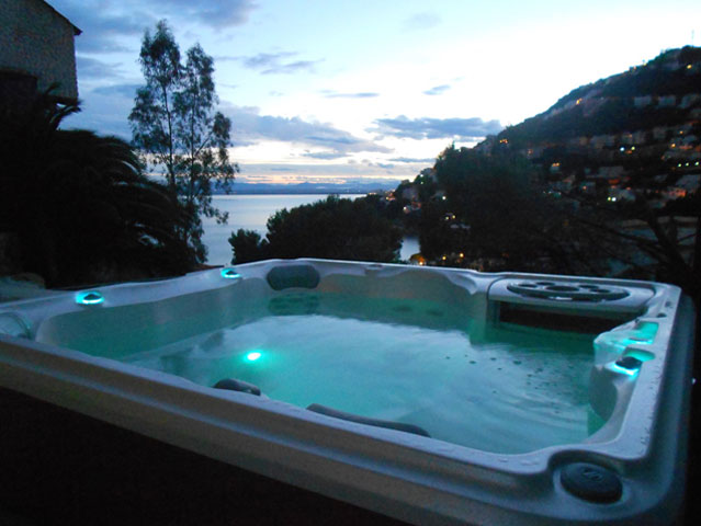 Villa Sur rosas avec Jacuzzi